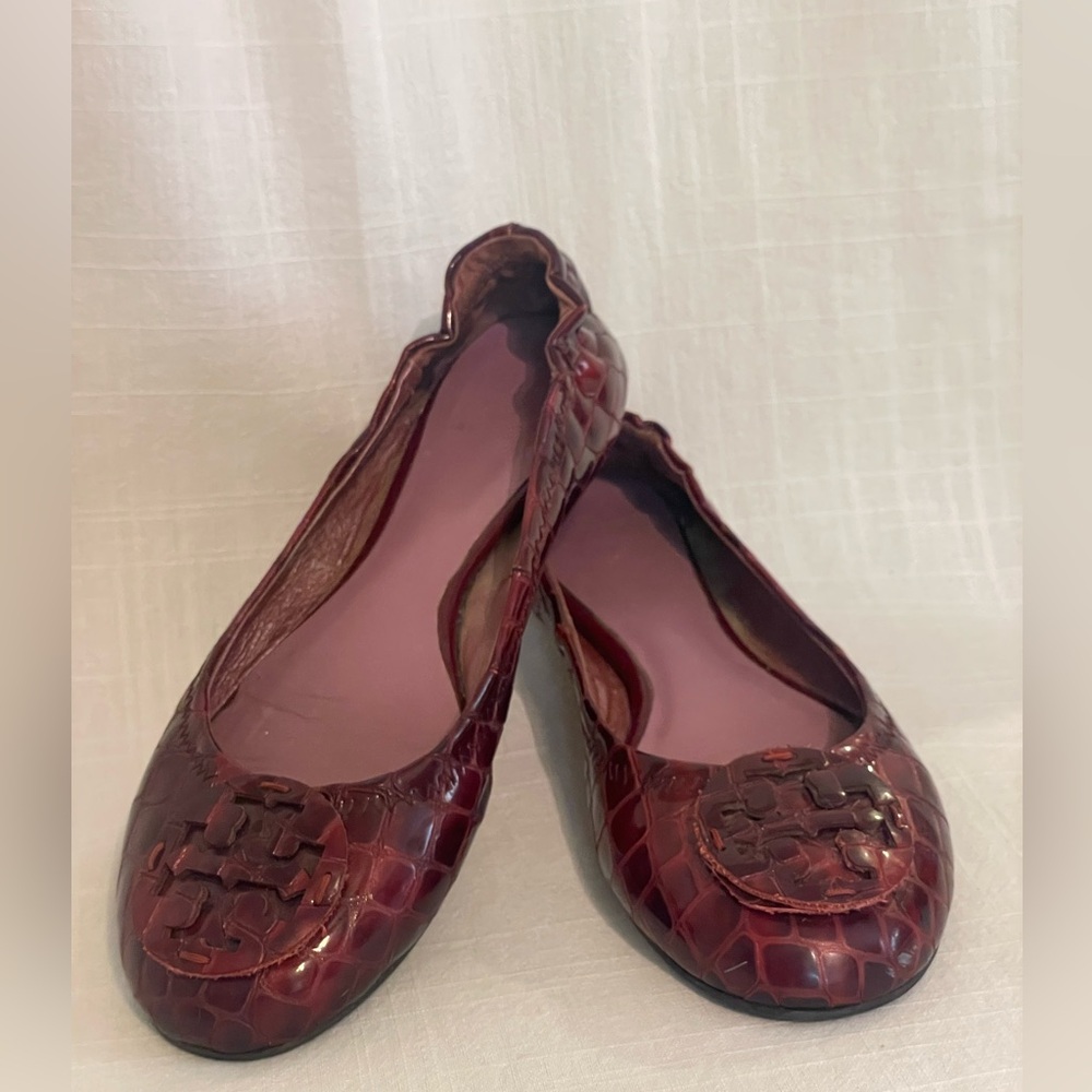 Tory Burch Reva Ballet Flats 
Burgundy Crocodile Pattern 
Women's Size 7